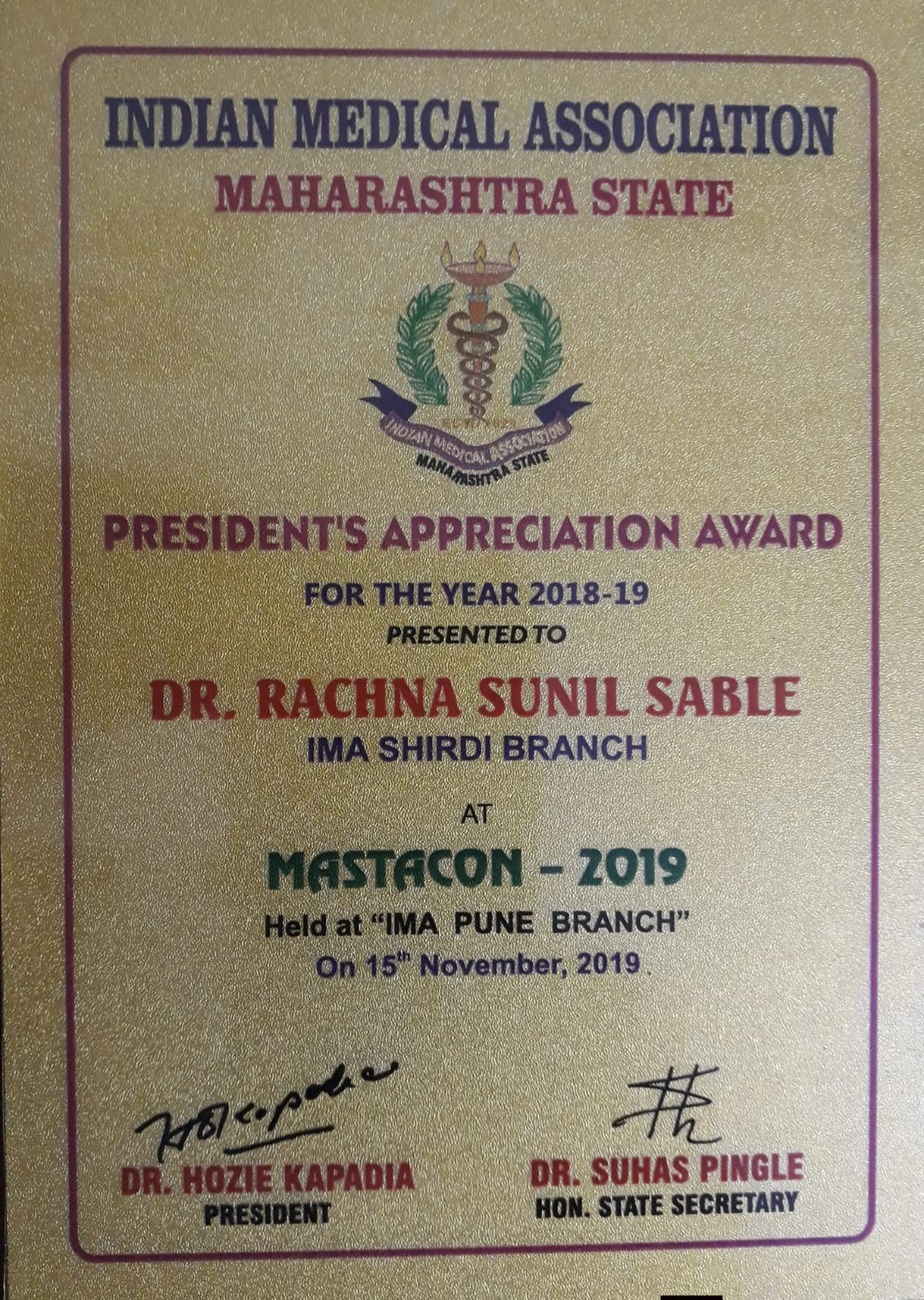 Dr. Rachna Sable receiving the President Appreciation Award from the Indian Medical Association